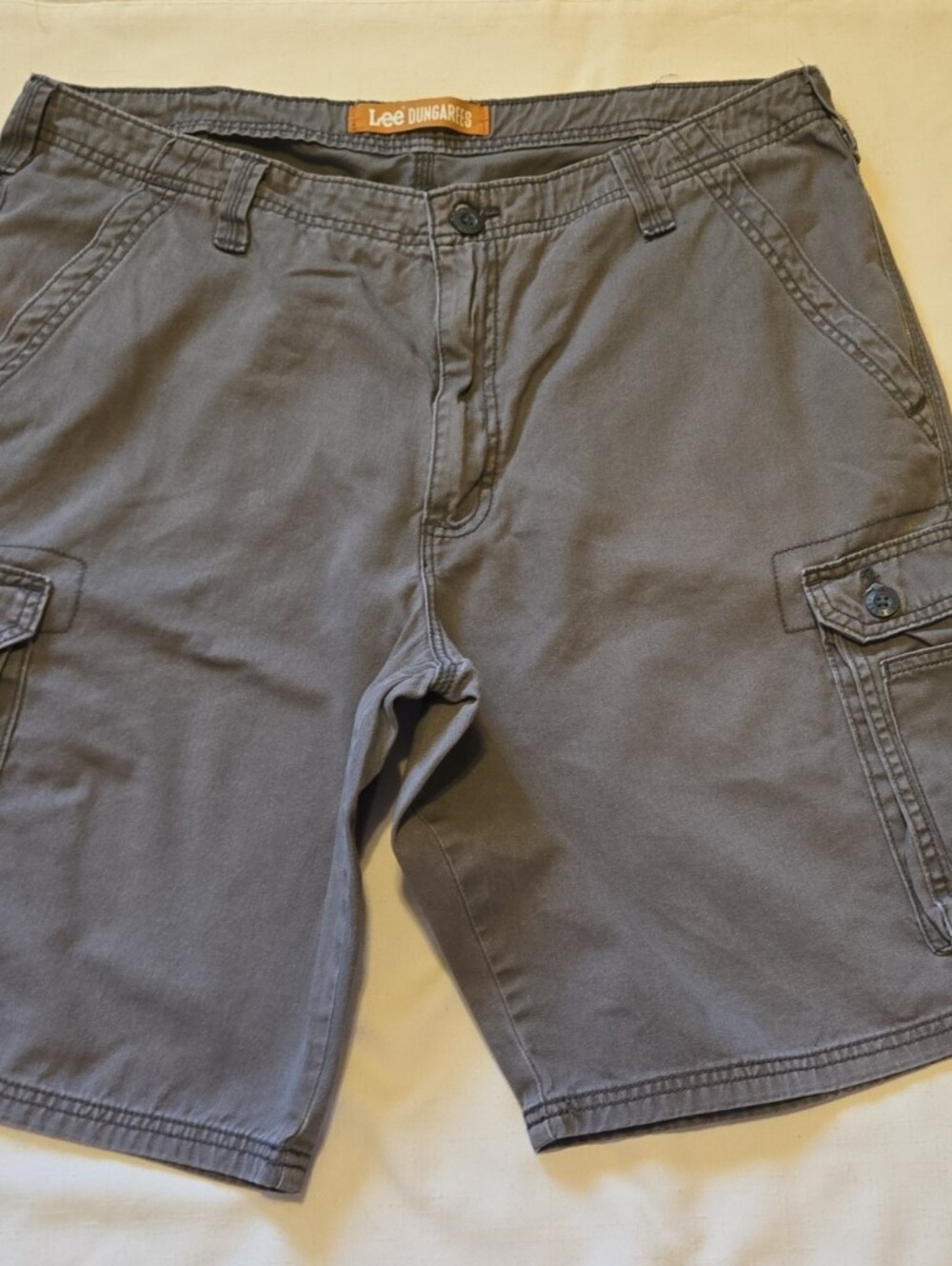 Lee Men’s Gray Cargo Shorts with Side Pockets